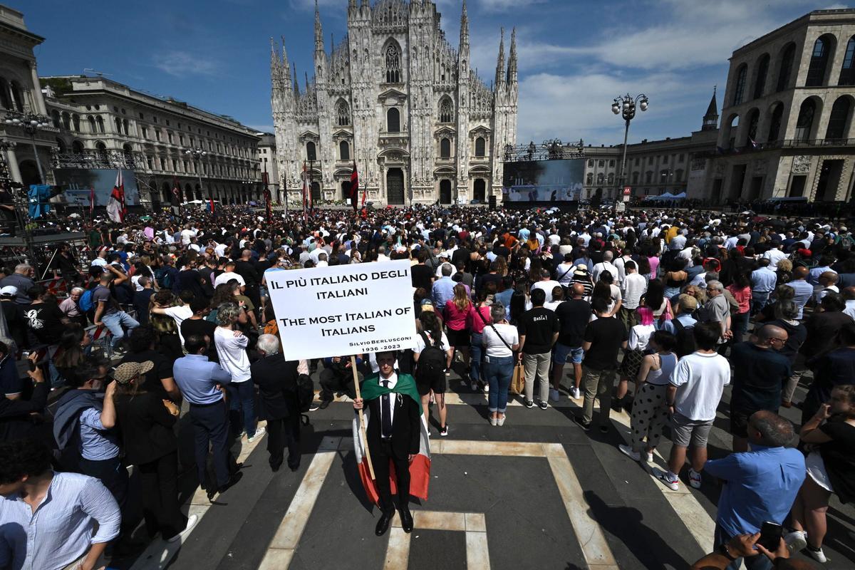 Cientos de personas se dan cita en la catedral de Milán para despedir a Berlusconi