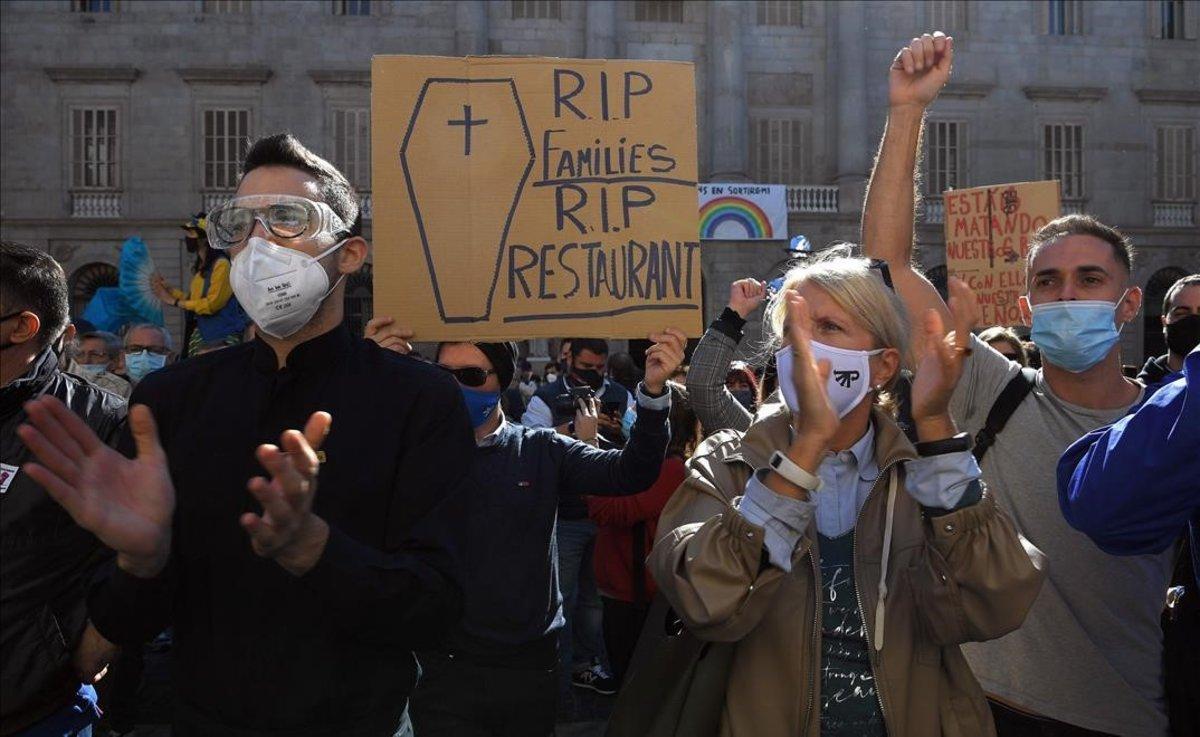 Manifestantes contra la orden de la Generalitat que cierra bares y restaurantes durante 15 días en Catalunya.