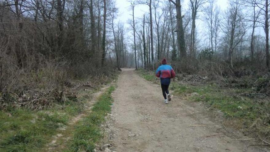 Un deportista corriendo por la senda de Villanueva, recién limpiada.
