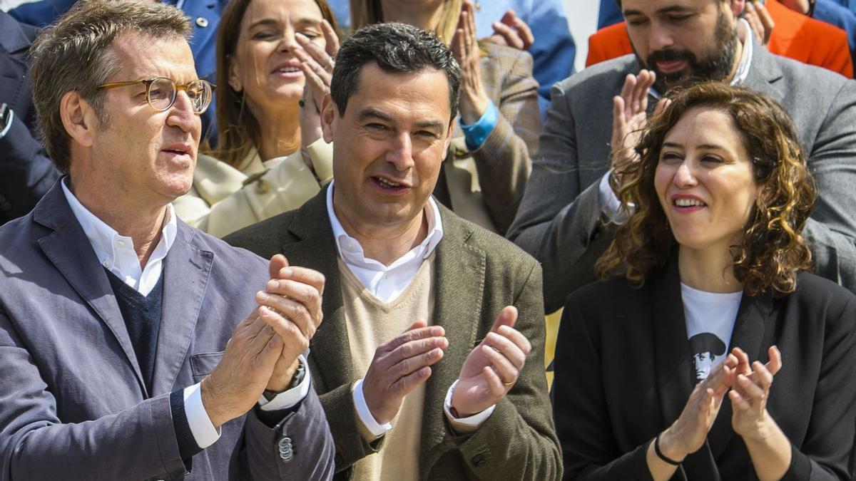 Alberto Núñez Feijóo amb Juanma Moreno i Isabel Díaz Ayuso, el 3 d’abril a Sevilla. | RAUL CARO