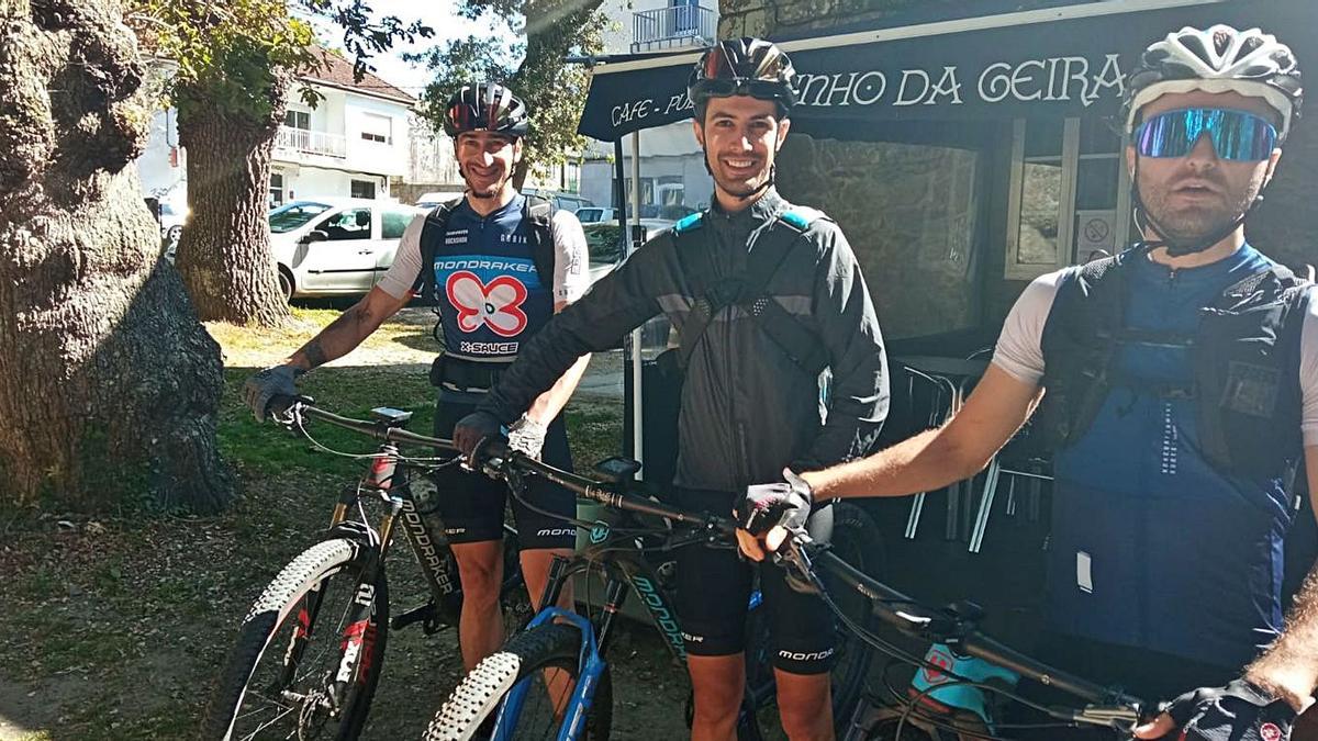 Los tres ciclistas lusos con los que el Camiño da Geira superó ayer el medio millar de peregrinos.