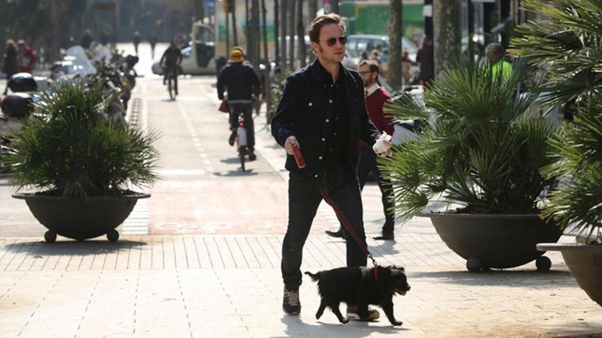 David Carabén, cantante de Mishima, pasea a su perro por Barcelona.