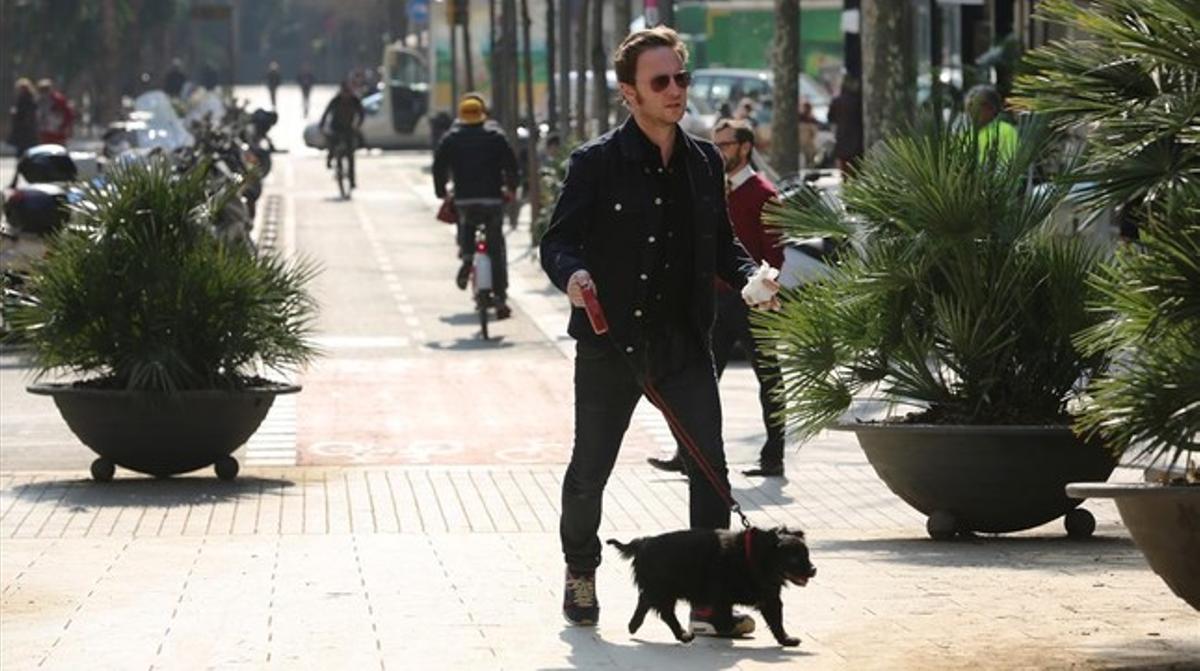 David Carabén, cantant de Mishima, passeja el seu gos per Barcelona.