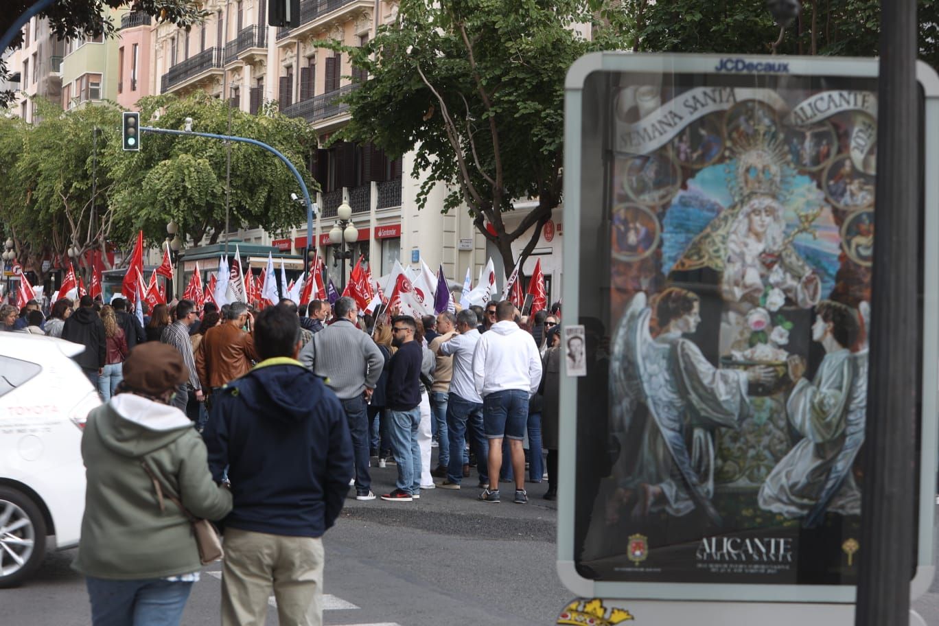 Los trabajadores de la banca protestan por el cierre de oficinas en Alicante