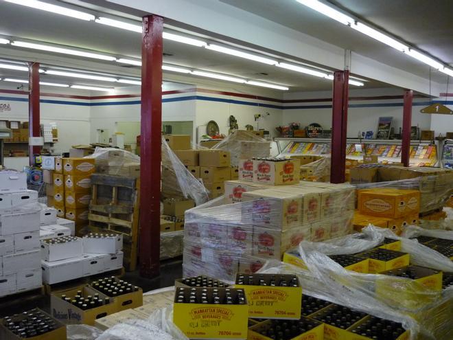 Galco's Soda Pop Stop: la tienda con 700 tipos de refrescos cajas en el suelo