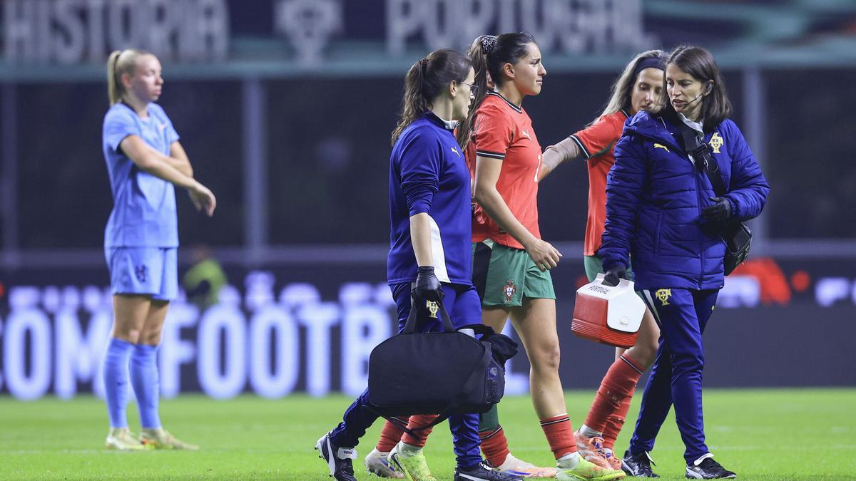 Kika Nazareth, abandonando lesionada el Portugal - Holanda