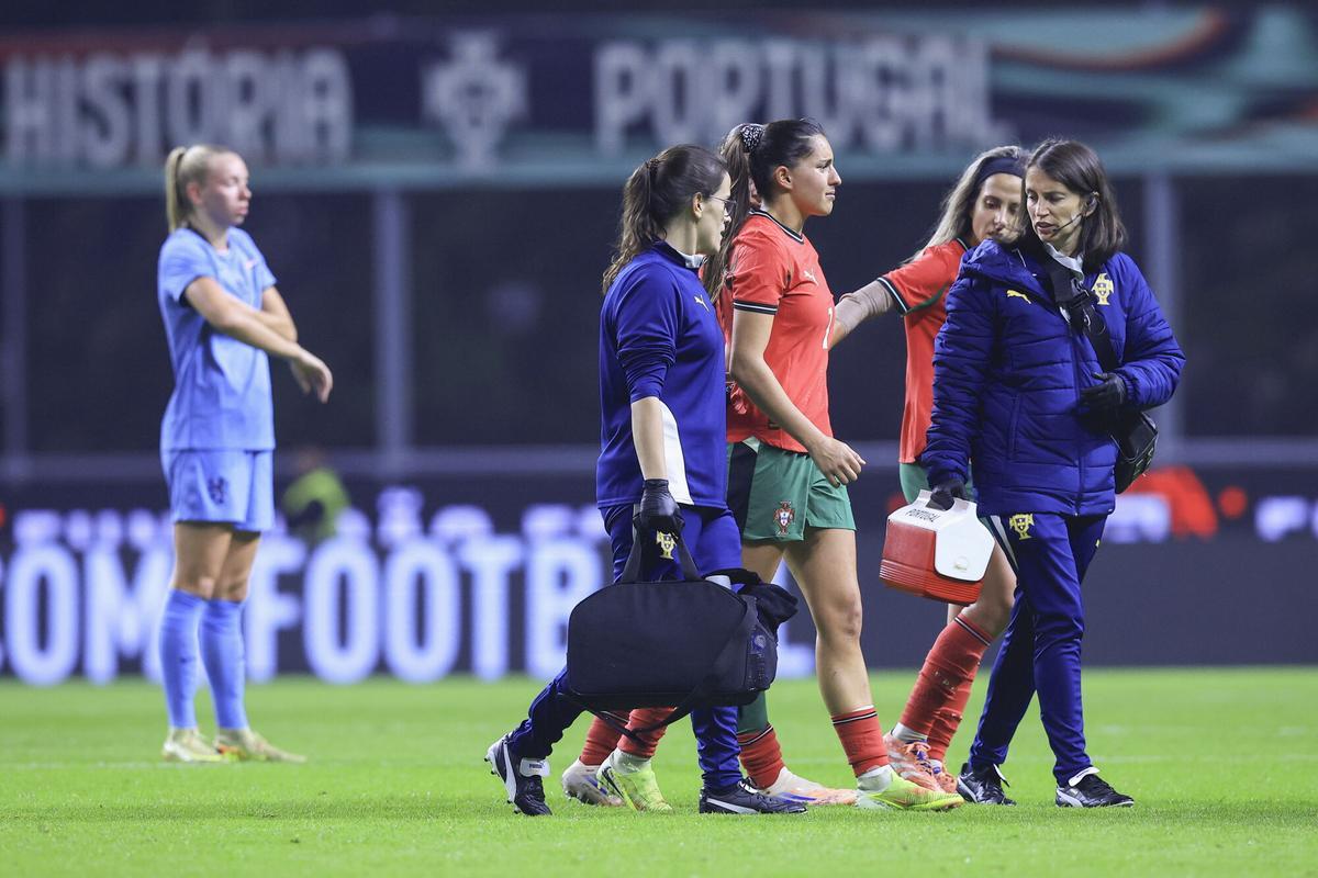 Kika Nazareth, abandonando lesionada el Portugal - Holanda