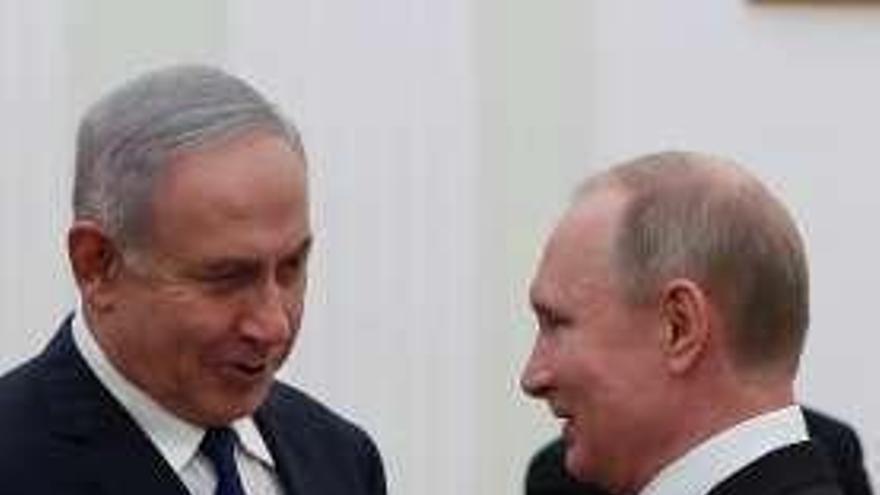 Benjamin Netanyahu y Vladimir Putin, ayer en Moscú.