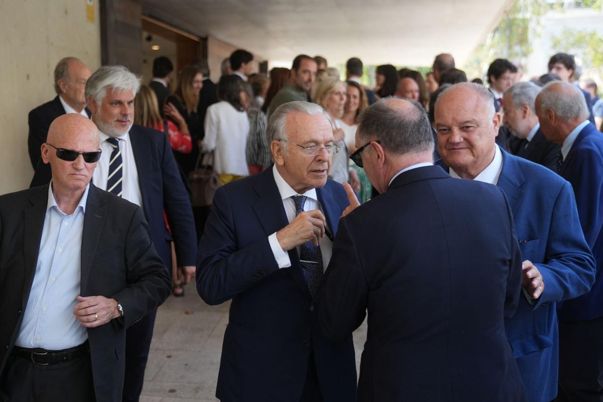 El presidente de La Caixa, Isidre Fainé (c), durante el funeral del expresidente de La Caixa Josep Vilarasau, en el Tanatori de Sant Gervasi, a 30 de julio de 2026, en Barcelona, Catalunya (España).