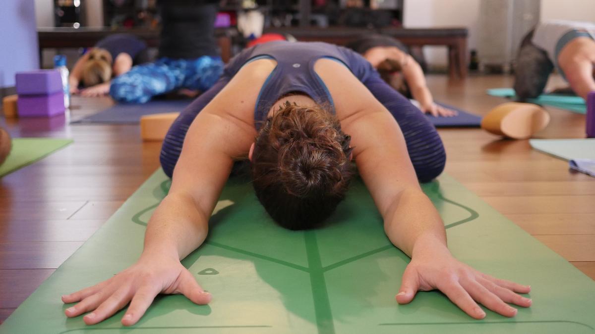 La postura Balasana te ayudará a relajar los músculos de la espalda.