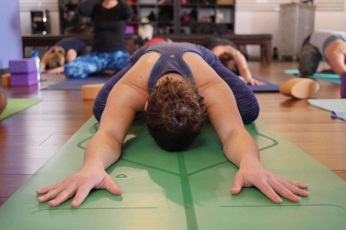 La postura Balasana te ayudará a relajar los músculos de la espalda.