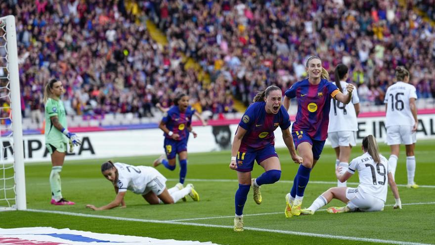 Ewa Pajor corre a celebrar el primer gol amb Clàudia Pina, l'assistent