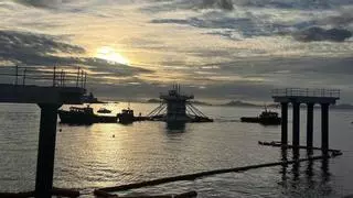 El Puerto de Vigo corta seis días el paseo de los peces de Bouzas para colocar las pasarelas de «Peiraos do Solpor»