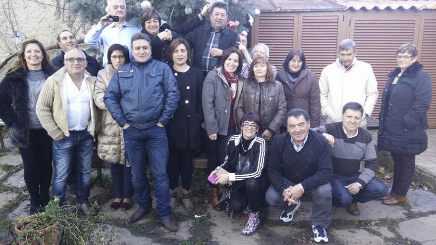 Rosa Campesino Llover (arriba de la mano de su marido) durante el homenaje.