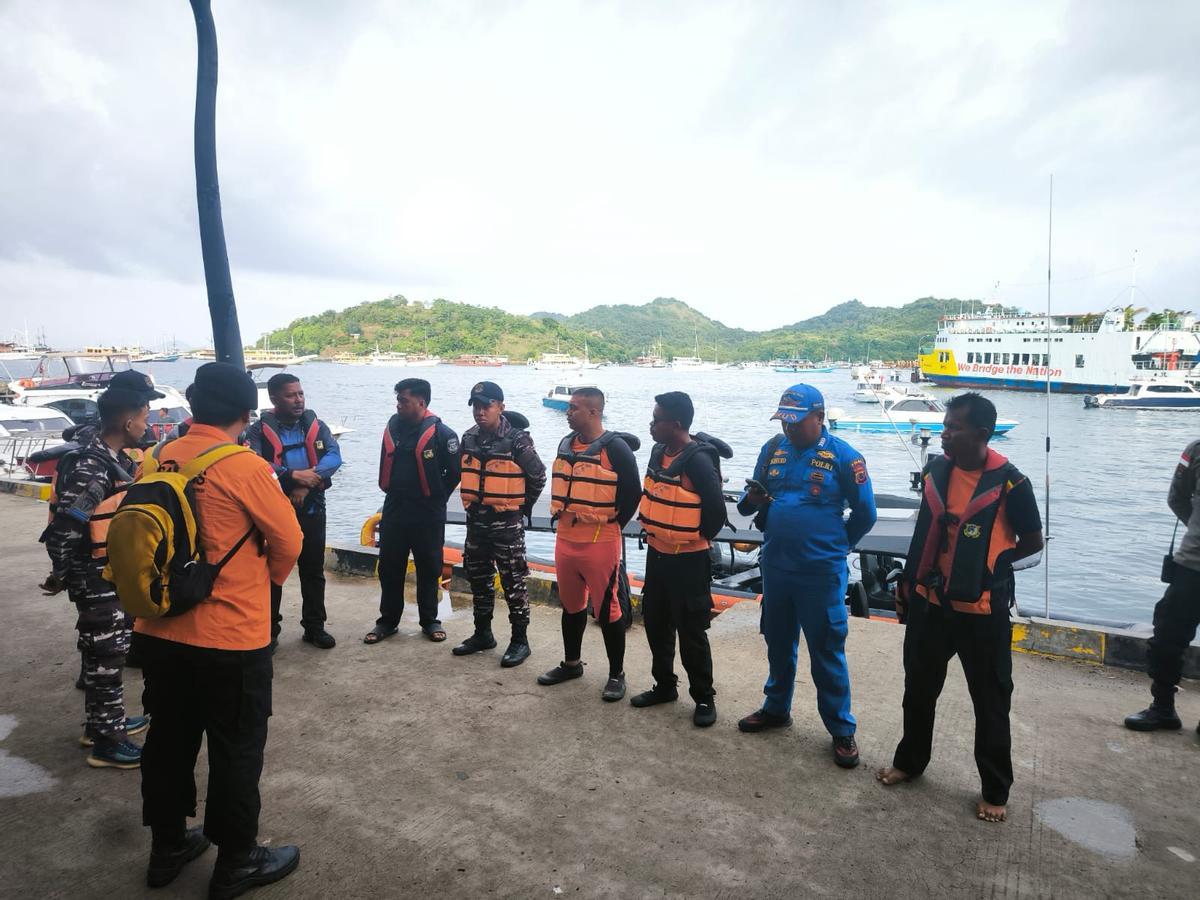 Las imágenes del rescate y la búsqueda de desaparecidos en el naufragio de Indonesia