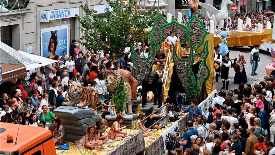 Todo listo para la Batalla de Flores: ocho carrozas y 18 grupos llenarán las calles de Pontevedra de colorido
