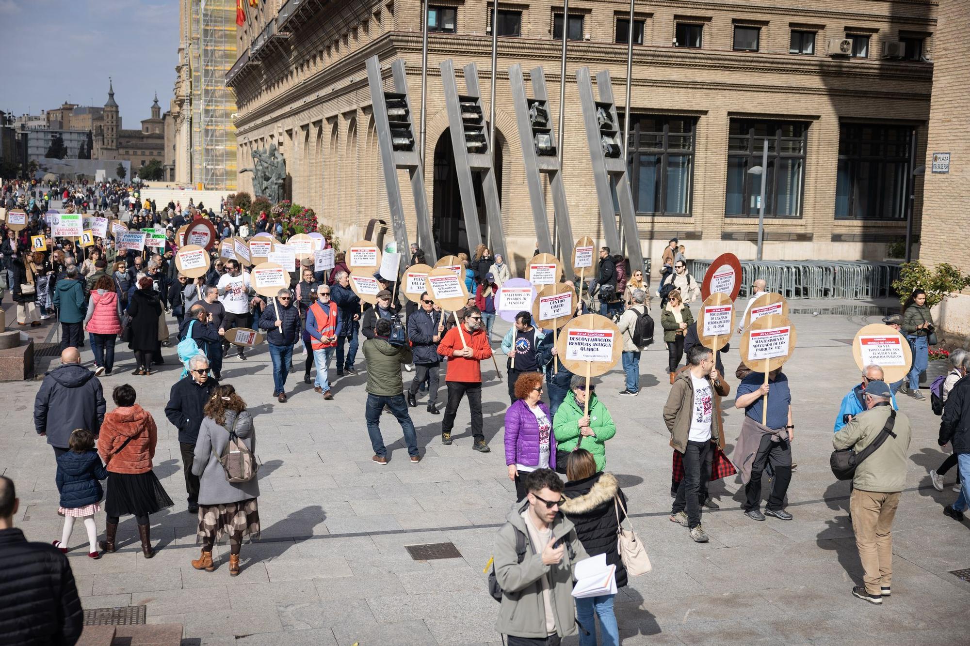 En imágenes | Los zaragozanos no fallan a su cita en el Tío Jorge por la Cincomarzada