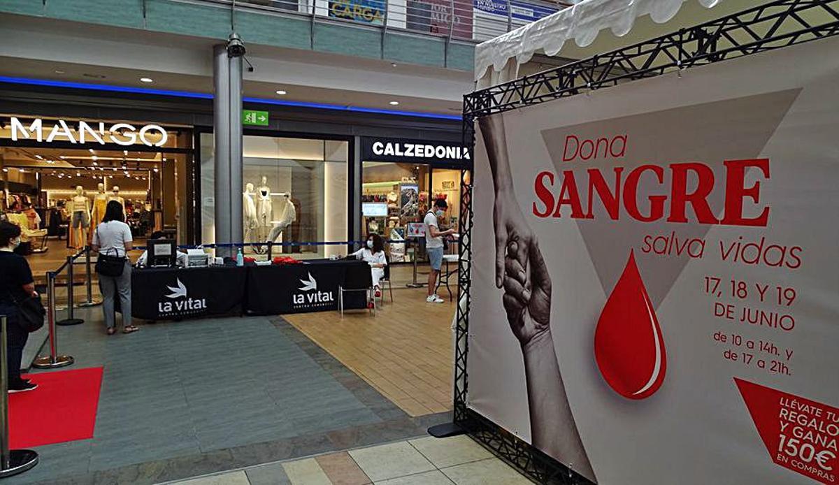 Un momento de la donación de sangre en La Vital. | LEVANTE-EMV