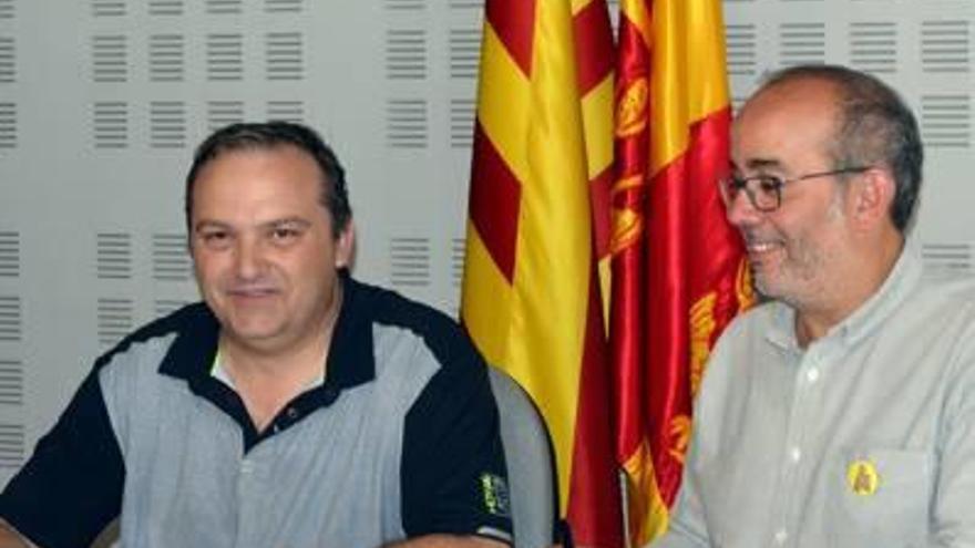 Santi Broch, a l&#039;esquerra, signa el conveni amb el diputat Oriol Lladó