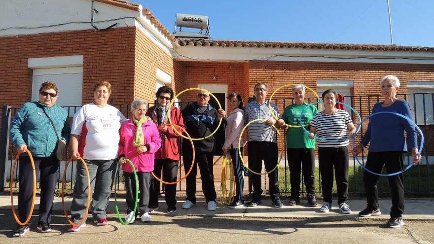 Grupo de participantes en el taller de gimnasia de mantenimiento organizado en Villabrázaro.