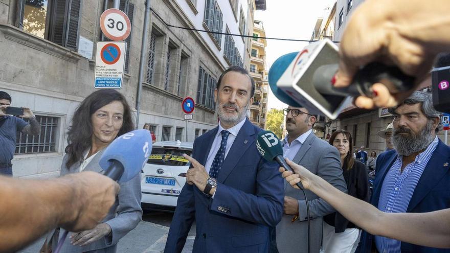El juez abre juicio contra el presidente del Parlament balear, Gabriel Le Senne, por romper la foto de las &#039;Rojas del Molinar&#039;