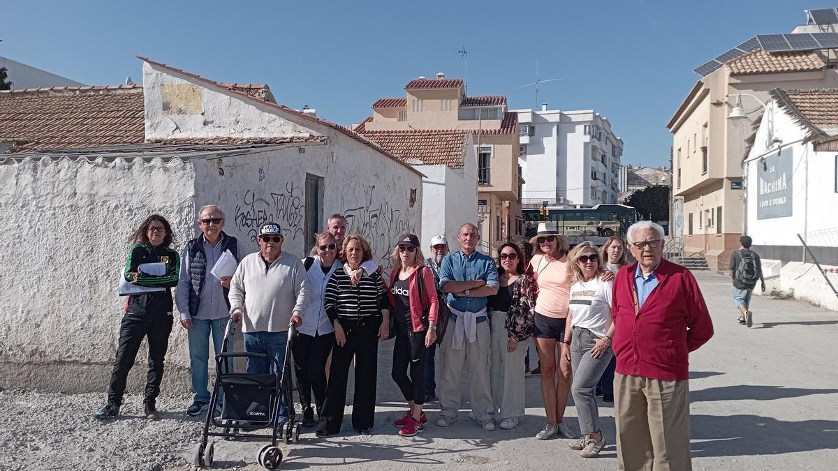 Vecinos de Pedregalejo, delante de la casa mata que se demolerá para levantar un restaurante.