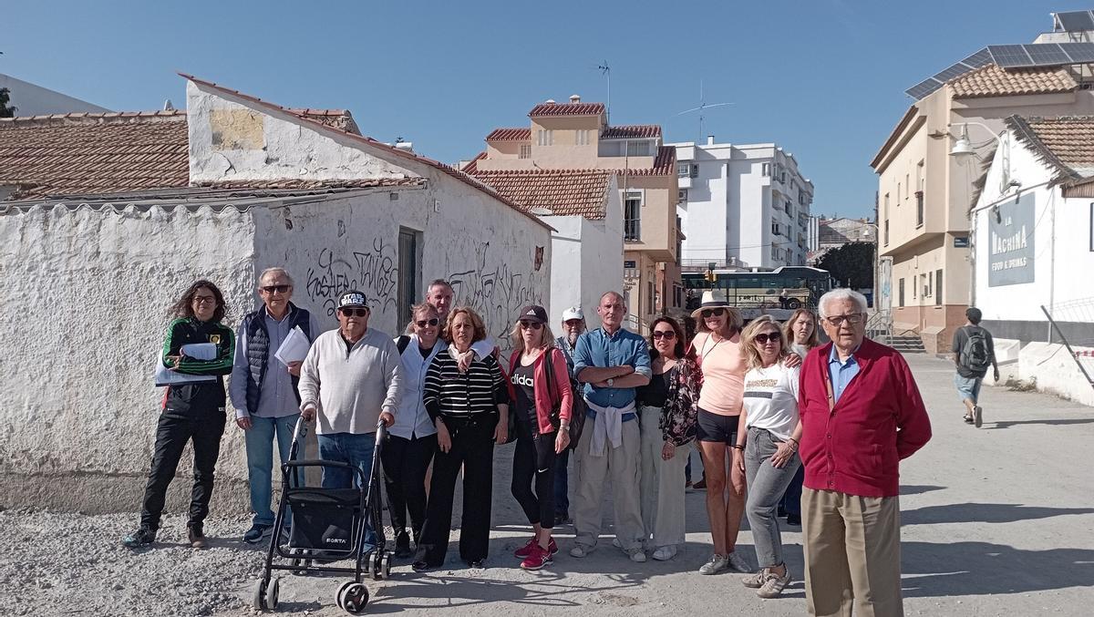Vecinos de Pedregalejo, delante de la casa mata que se demolerá para levantar un restaurante.