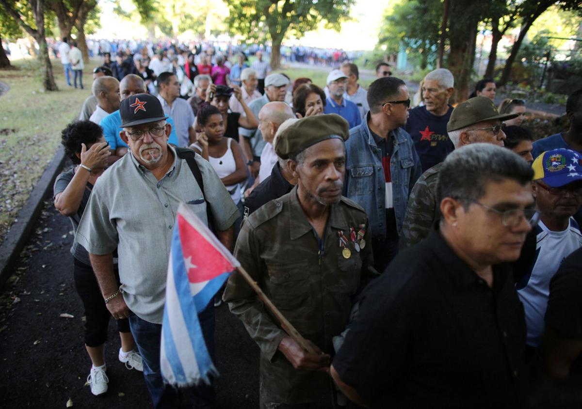 People stand in line to pay tribute to Cuba’s late President Fidel Castro in Revolution Square in Havana, Cuba, November 28, 2016. REUTERS/Carlos Barria