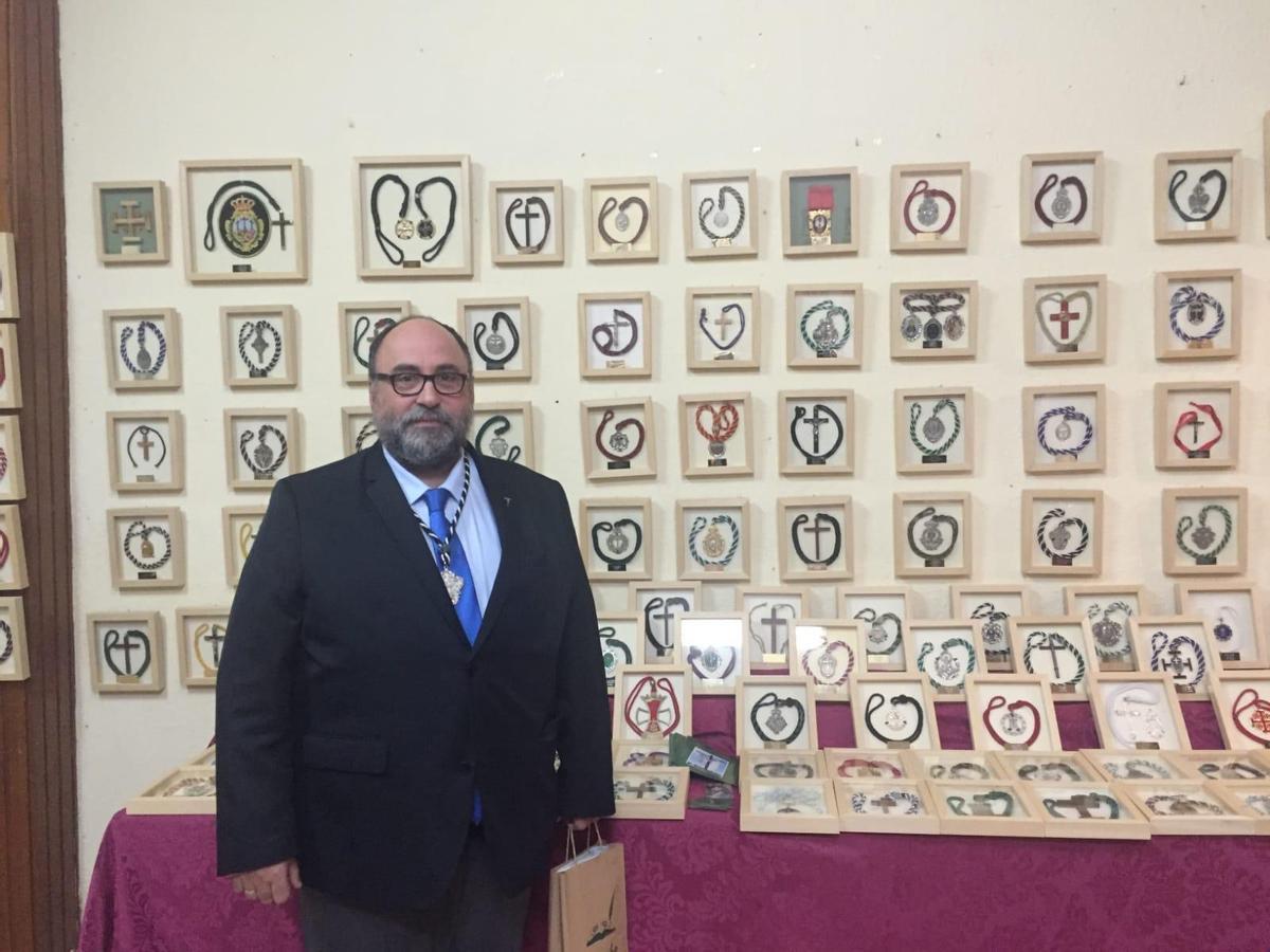 Santiago Gallego, junto a algunas de las medallas que forman la exposición "La Vera Cruz en el mundo".