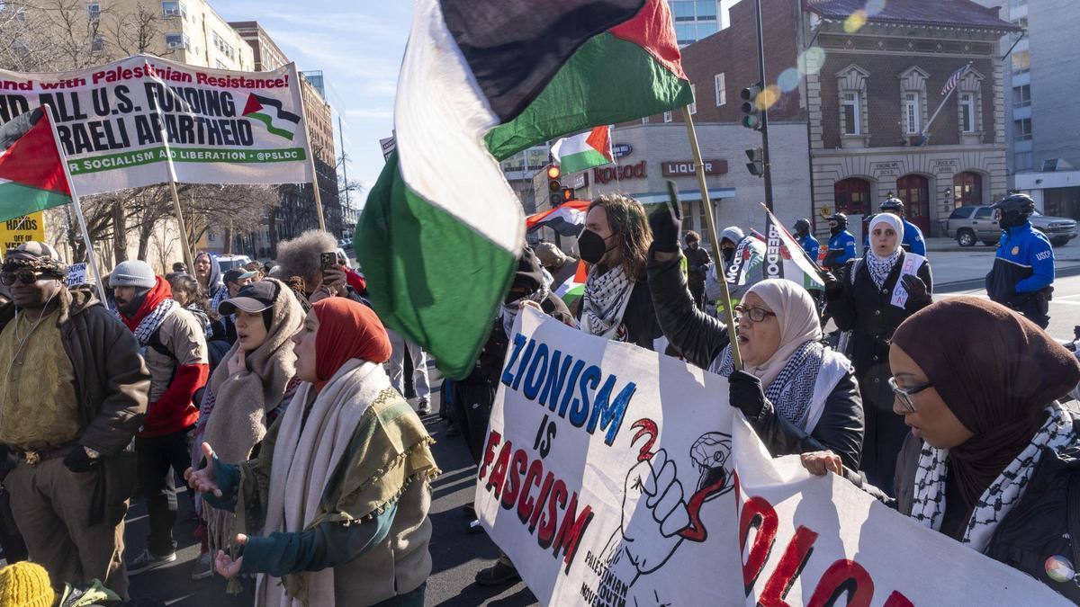 Manifestantes pro palestinos bloquean una intersección cerca del Capitolio.