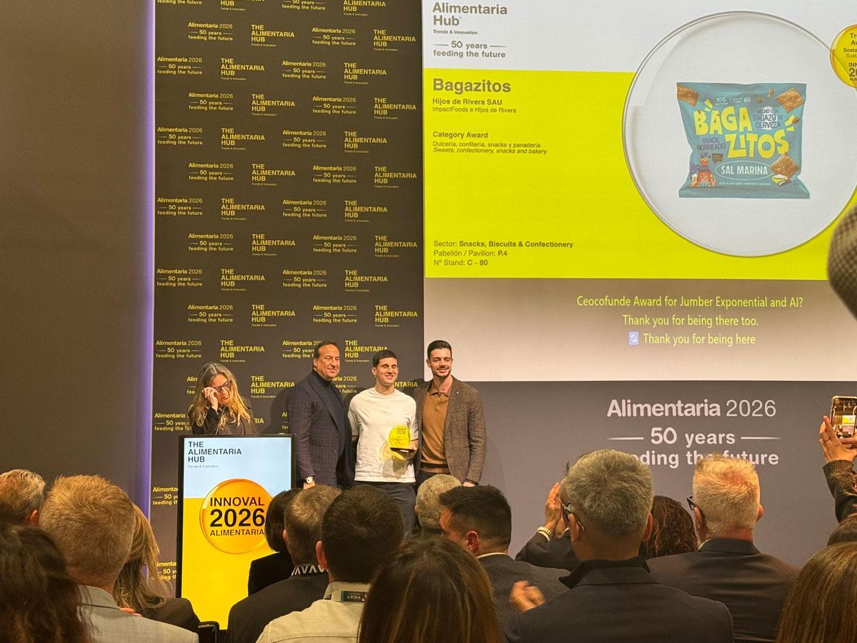 Entrega del premio a los responsables de Bagazitos en la feria Alimentaria.