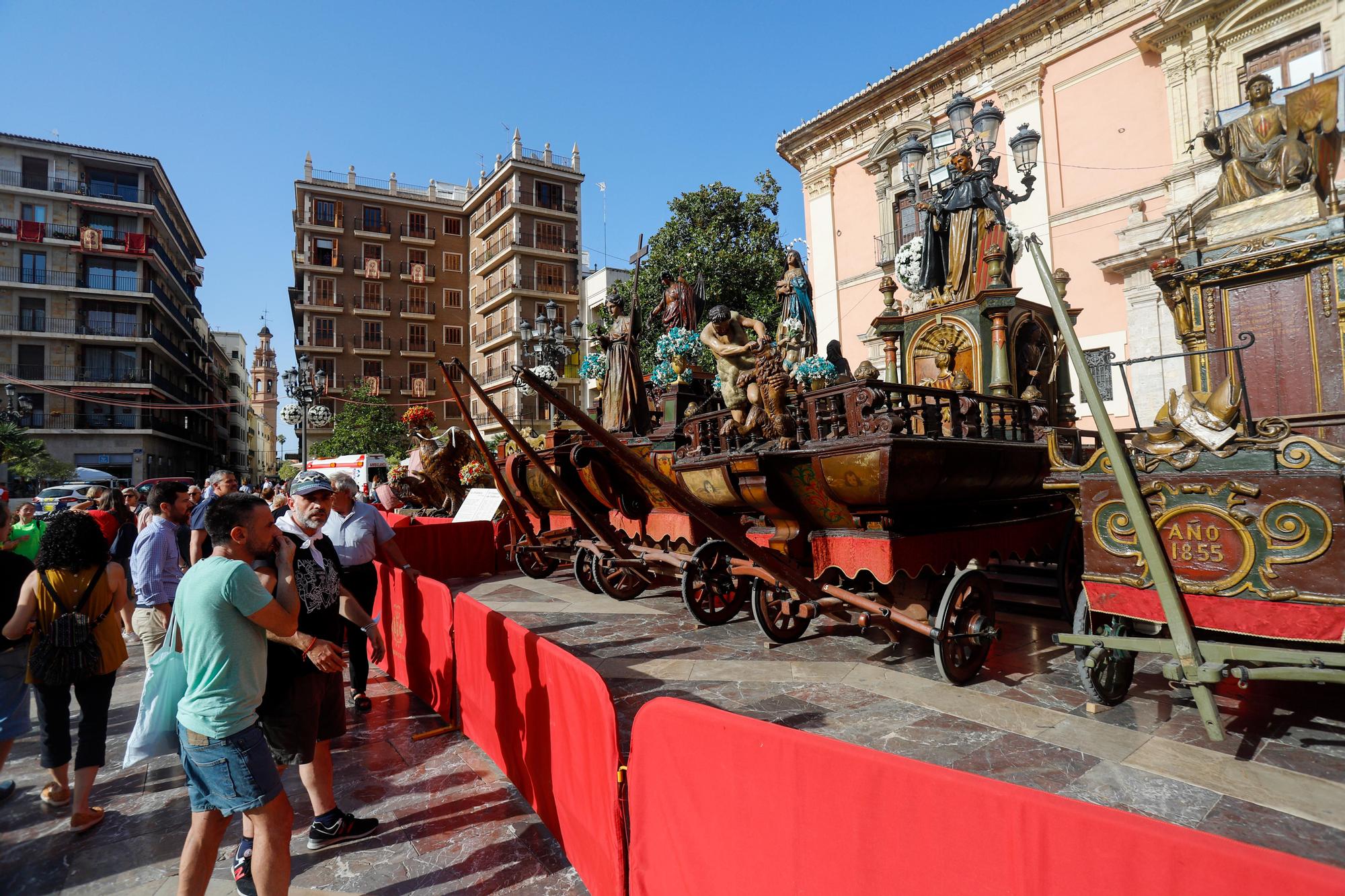 Sábado de Corpus: ambiente en la plaza, balcones y adornos florales