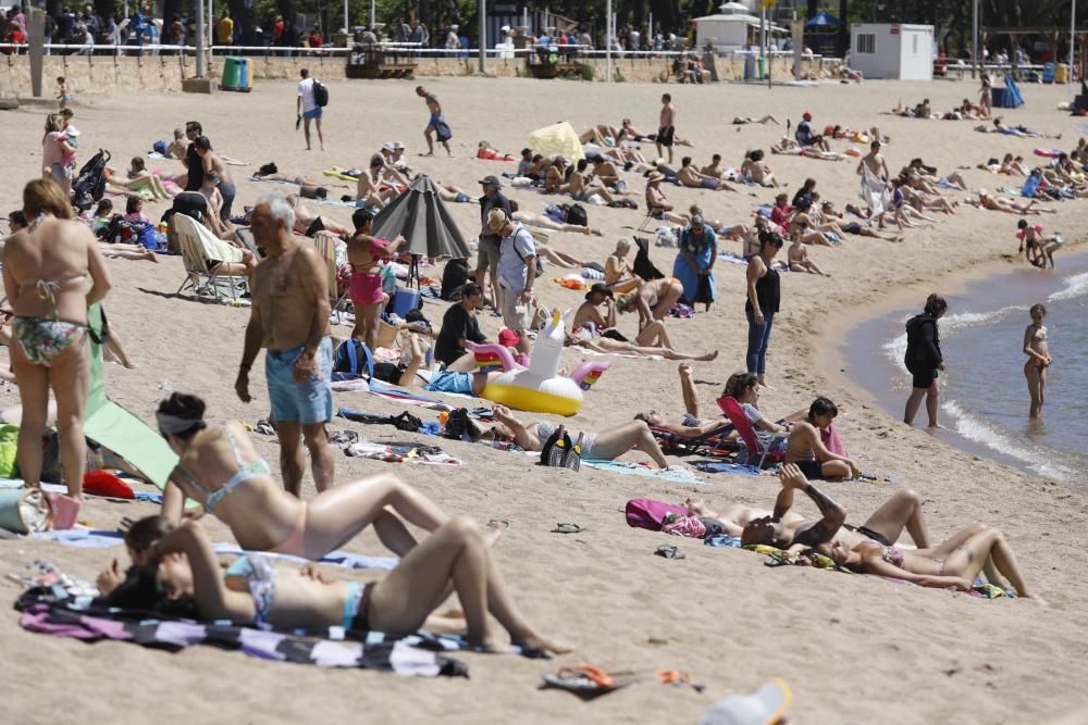 Les altes temperatures omplen de banyistes la Costa Brava