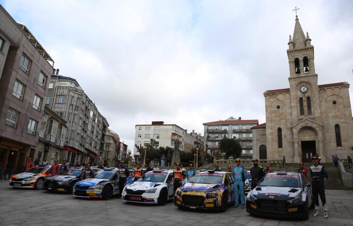 Algunos de los Rally2/R5, en la Praza da Igrexa. | BERNABÉ/AMANDA CASTRO