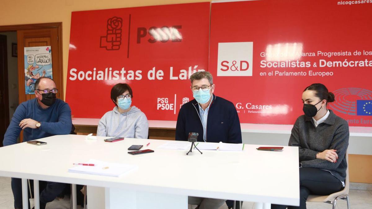 Mario López, María Iglesias Cobas, Santalla y Alba Forno, ayer, en la sede socialista. |   // BERNABÉ/ANA AGRA
