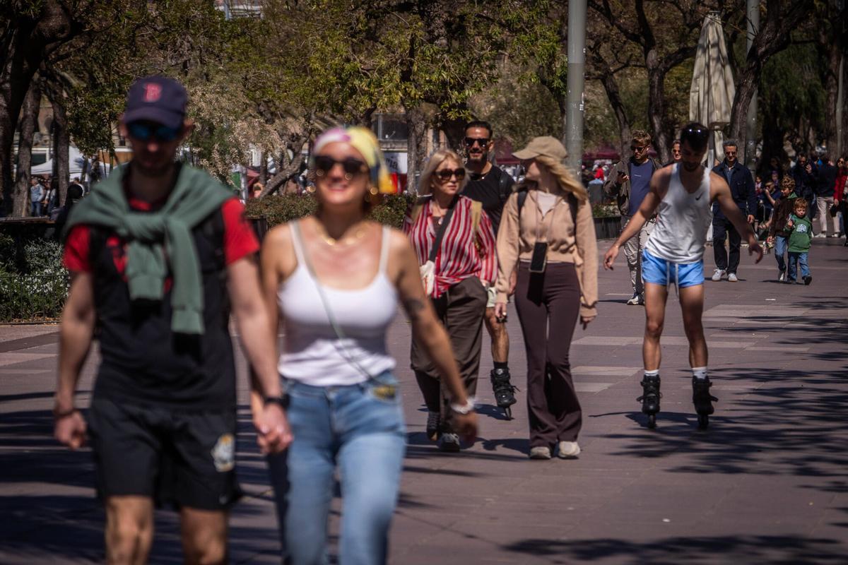 Gente disfrutando del buen tiempo en Barcelona.