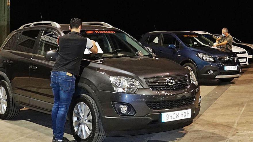 Preparación de coches, ayer, en un pabellón del recinto ferial de Silleda.