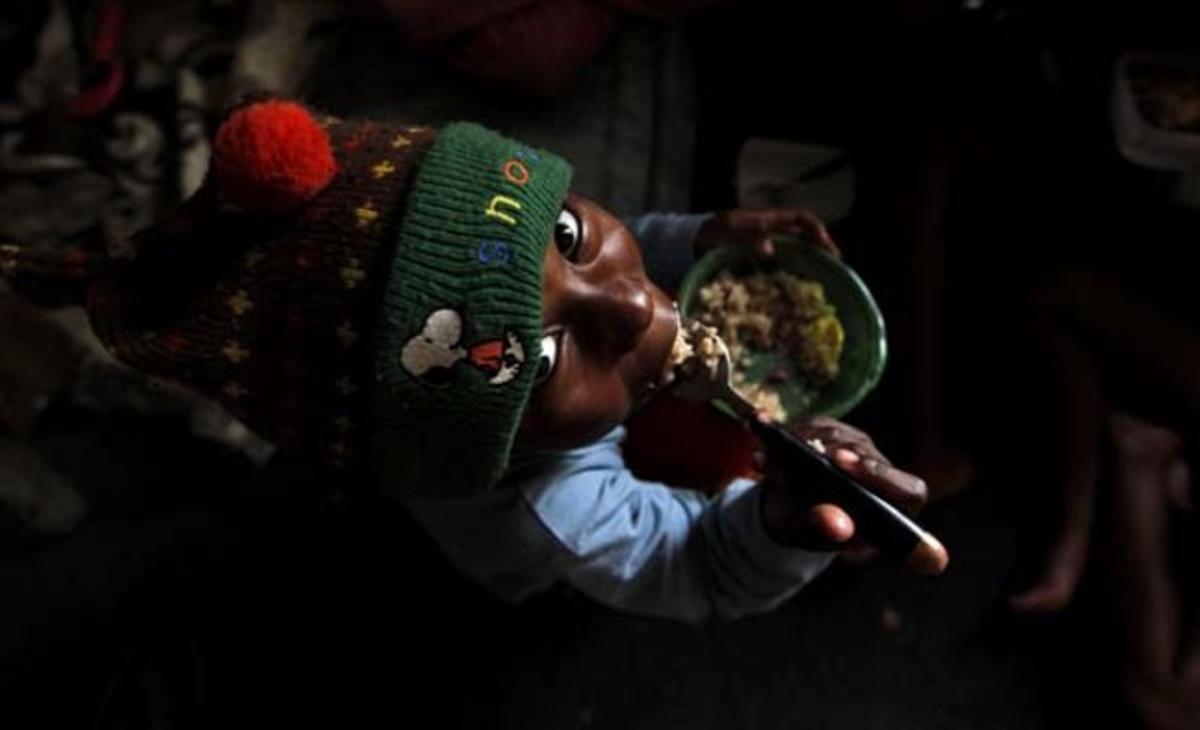 Un nen menja en una habitació de l’hotel Palace al centre de Sao Paulo (Brasil). L’edifici va ser ocupat fa dos mesos per 1.200 persones del moviment brasiler sense sostre. Lessuites estan ocupades per almenys nou persones, generalment de la mateixa família. A Sao Paulo prop de 14.000 persones viuen al carrer, i més de la meitat ho fan al centre de la ciutat.