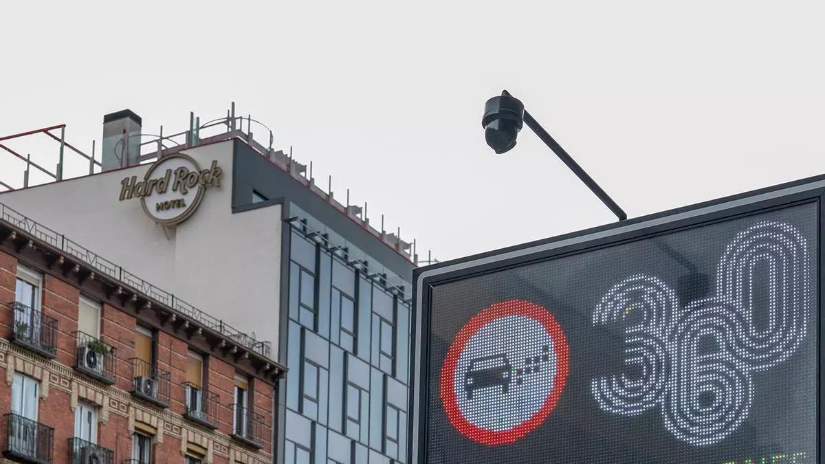 Qué significa la nueva señal de un coche negro con unos puntos  aun lado sobre un fondo blanco y rojo: llegan multas de 200 euros a los conductores