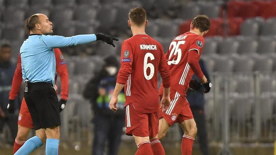 Mateu Lahoz dirigint el partit de Champions entre el Bayern i el PSG