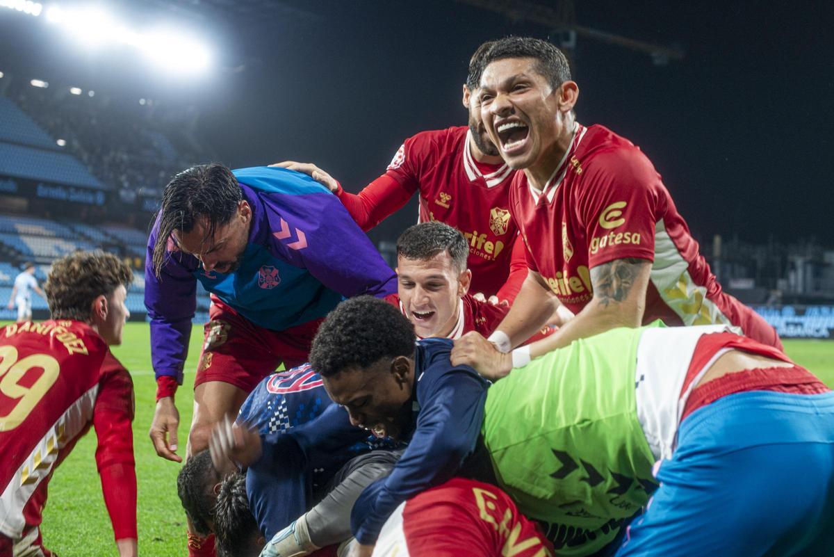 Los futbolistas del CD Tenerife celebran el gol del empate.