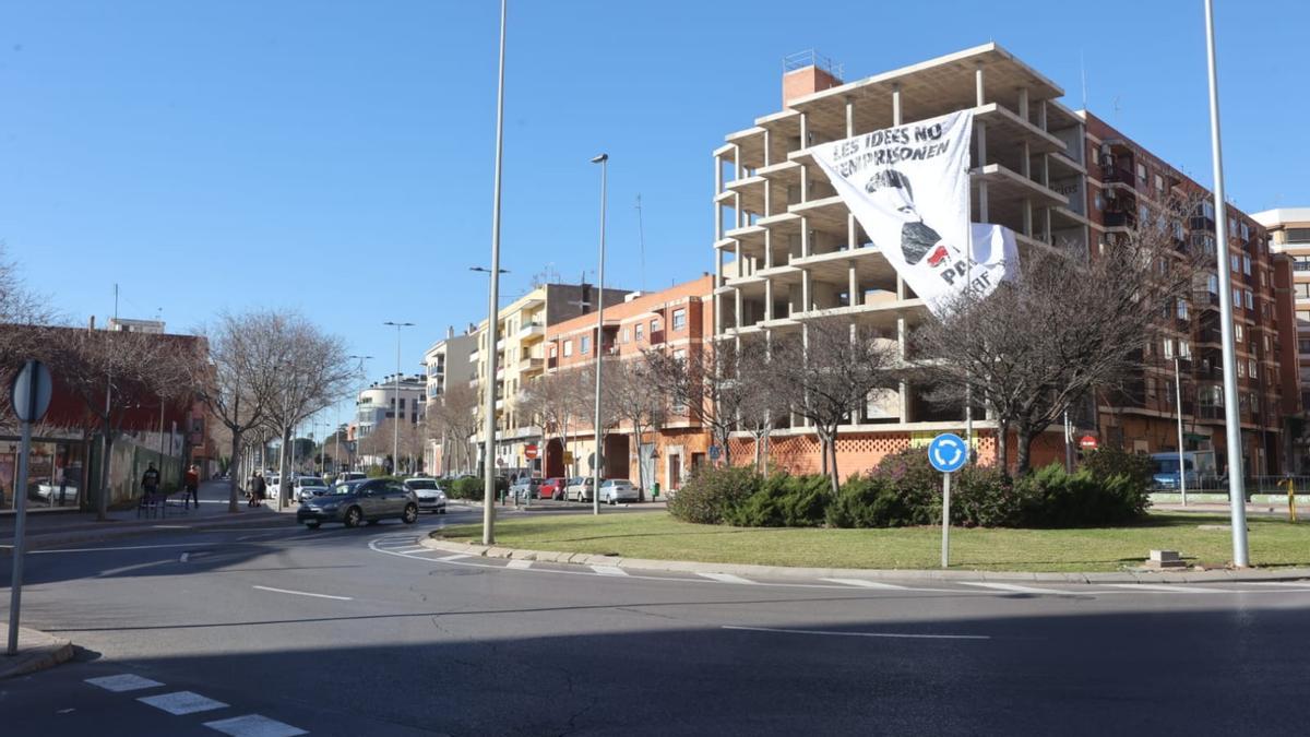 La pancarta todavía seguía colgada a mediodía en el edificio situado en la rotonda que une la Avenida Vila-real y la Avenida Alcora.