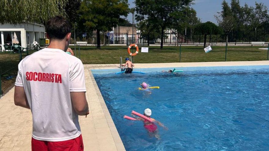 Comienzan los cursos de natación en las piscinas de Silleda y A Bandeira