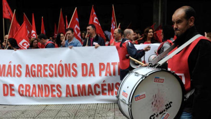 Trabajadores concentrados frente al Corte Inglés de A Coruña