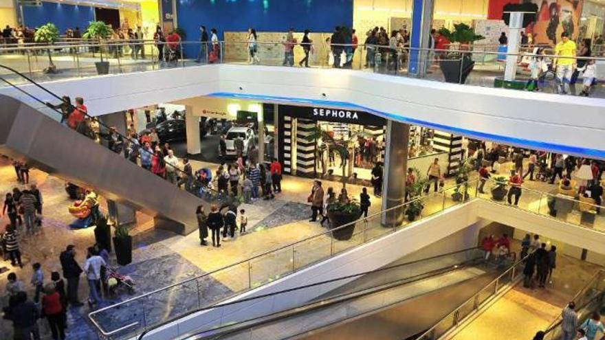 Interior del centro comercial Dolce Vita. / la opinión