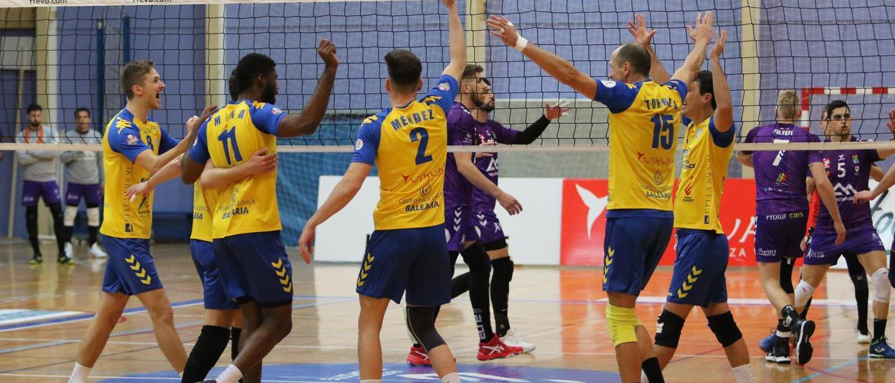 Los jugadores de la UD Ibiza-Ushuaïa Volley celebran uno de sus puntos ante el CV Manacor.