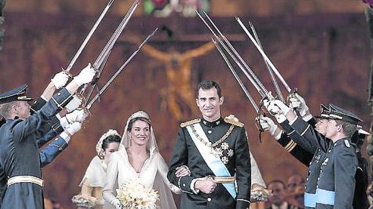 Felipe y Letizia salen de la catedral de la Almudena tras contraer matrimonio.