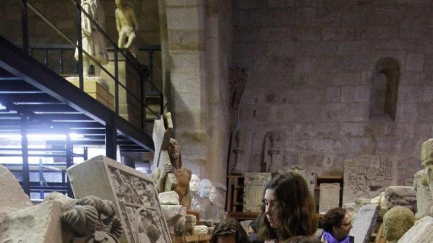 Los alumnos conocen la Capilla de la Soledad.