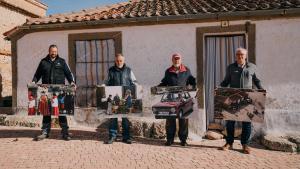 David, Pedro, Juan y  Pedro posan en la fachada de la casa de Los Alcántara, situada en Arahuetes.