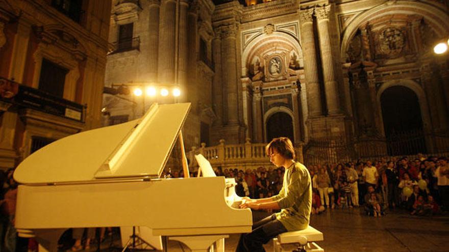 Un recital de piano en plena plaza del Obispo durante una de las ediciones de la Noche en Blanco.